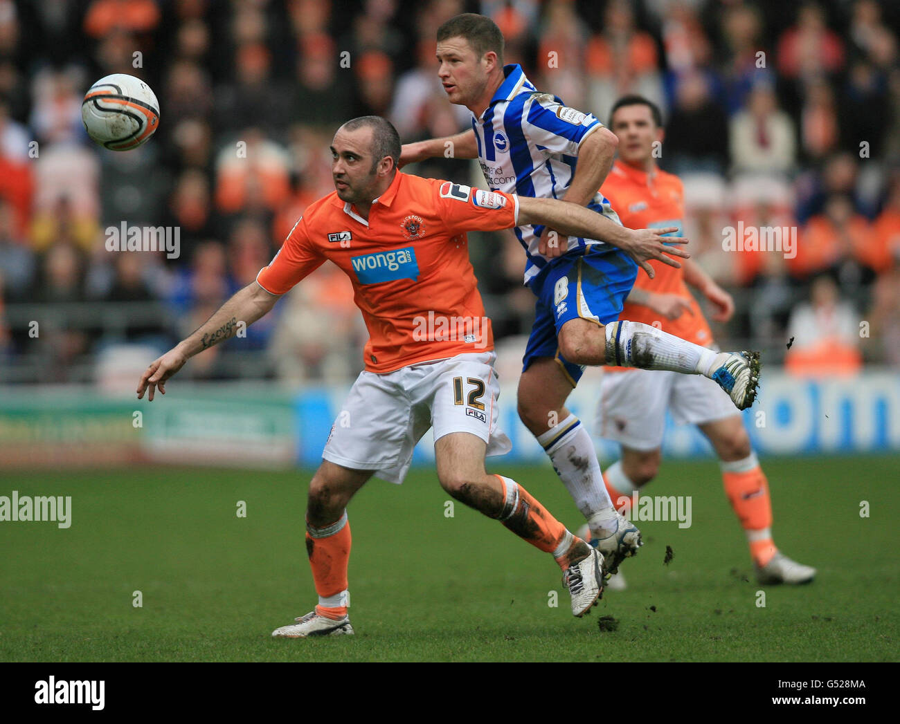 Gary Taylor-Fletcher de Blackpool et Alan Navarro de Brighton lors du match de championnat de la npower football League à Bloomfield Road, Blackpool. Banque D'Images