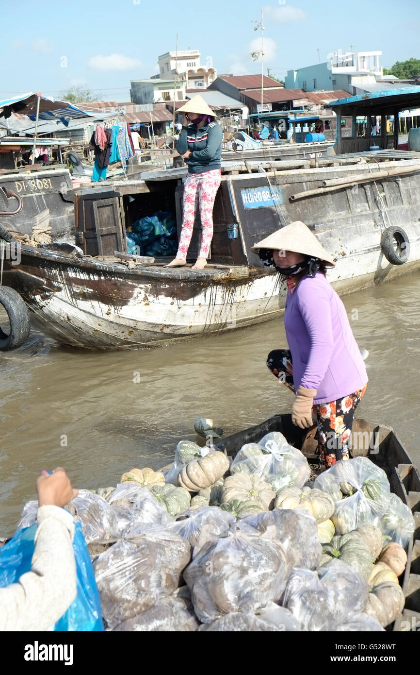 Marché flottant de Cai Rang, district de Cai Rang, Can Tho, Delta du Mékong, Vietnam Banque D'Images