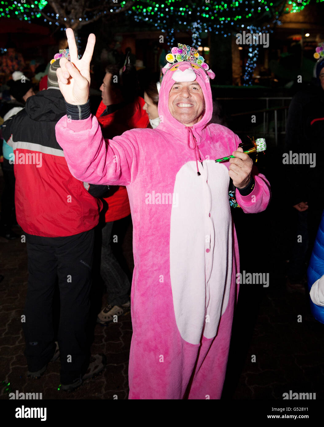 Les fêtards dans le village de Whistler pour le nouvel an. Whistler, BC, Canada. Les personnes en costumes pour le nouvel an Banque D'Images