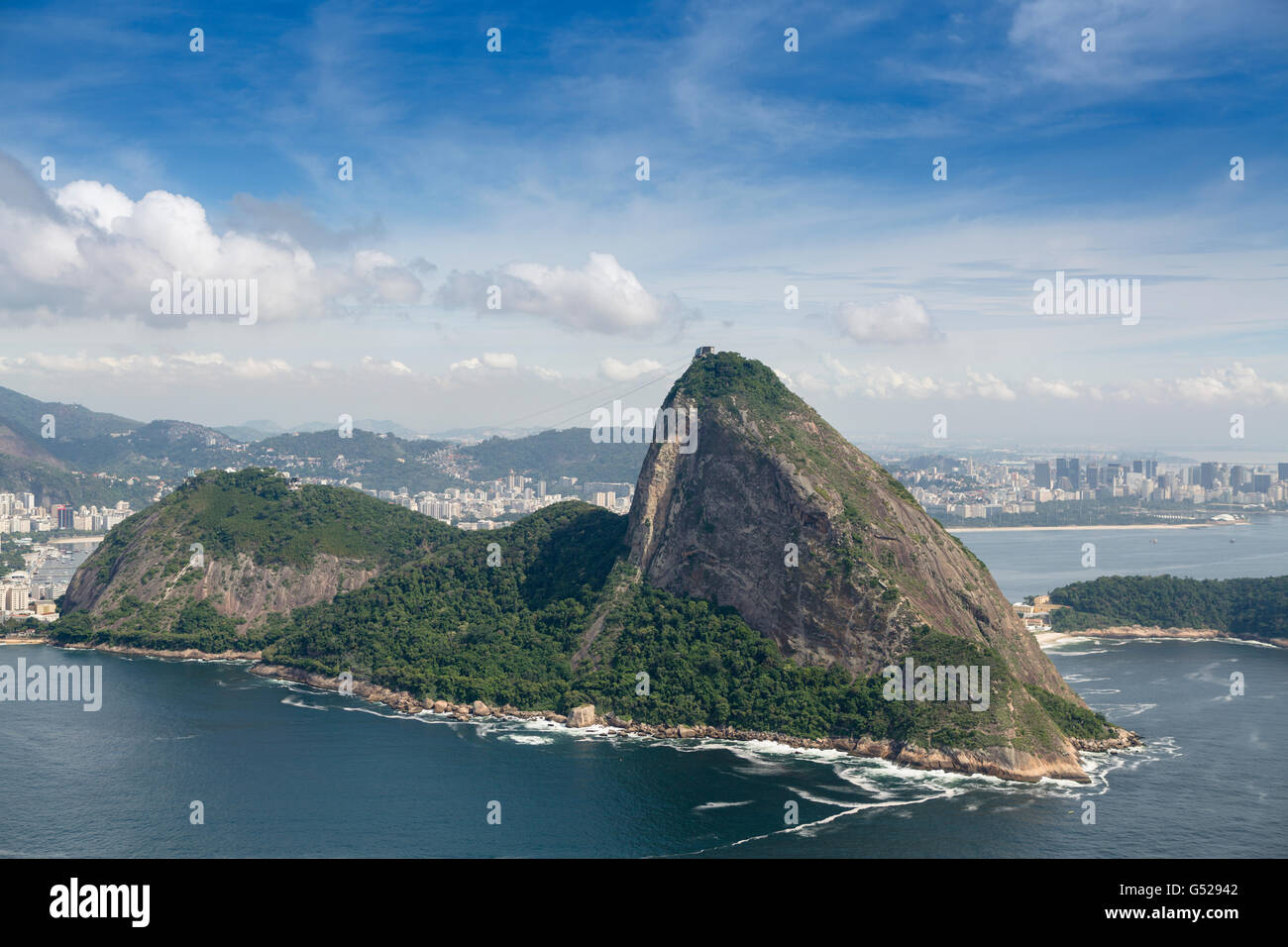 Vue aérienne de la baie de Guanabara, le pain de sucre et la ville de Rio de Janeiro Banque D'Images