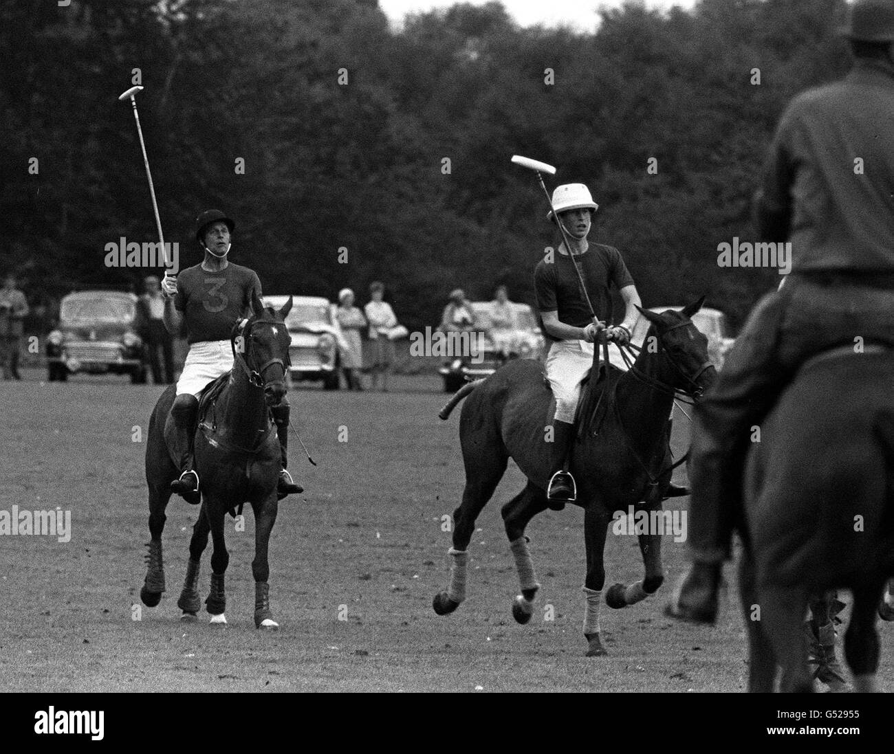 Le duc d'Édimbourg (L) et le prince de Galles jouant au polo avec l'équipe de Windsor Park à Oulton Park, Cheshire, contre l'équipe de Holwell court de Hertfordshire. Le prince a marqué le but gagnant de son côté. Banque D'Images