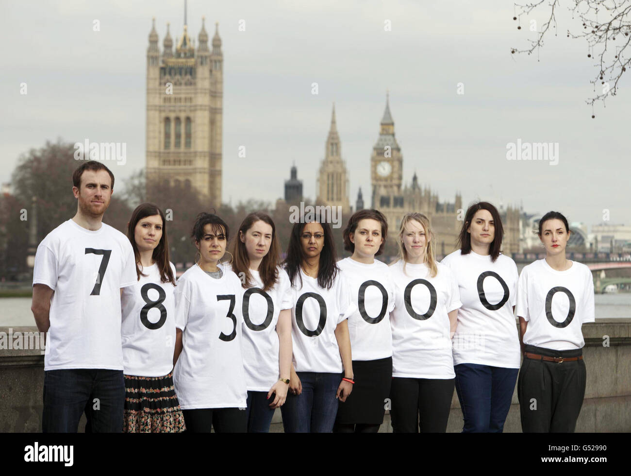 Le personnel de WaterAid se tient devant les chambres du Parlement de Londres, alors qu'ils soulignent les 783 millions de personnes qui vivent encore sans eau potable en prévision de la Journée mondiale de l'eau ce jeudi. Banque D'Images
