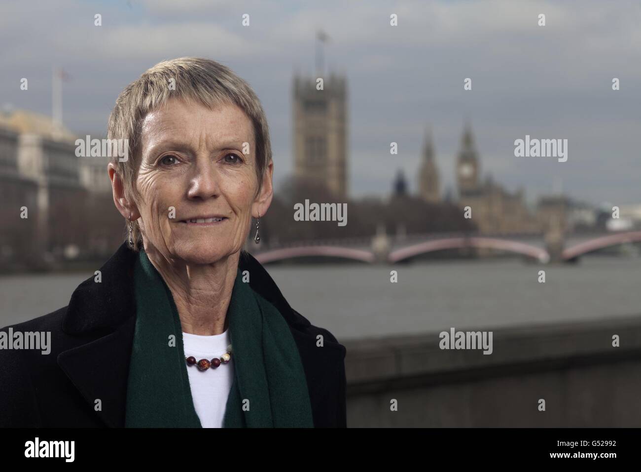 Barbara Frost, directrice générale de WaterAid, se trouve devant les chambres du Parlement de Londres, qui soulignent les 783 millions de personnes qui vivent encore sans eau potable en prévision de la Journée mondiale de l'eau ce jeudi. Banque D'Images