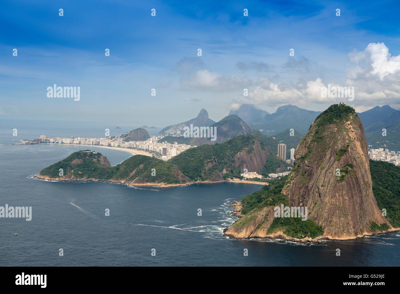 Vue aérienne de la baie de Guanabara, le pain de sucre et la ville de Rio de Janeiro Banque D'Images
