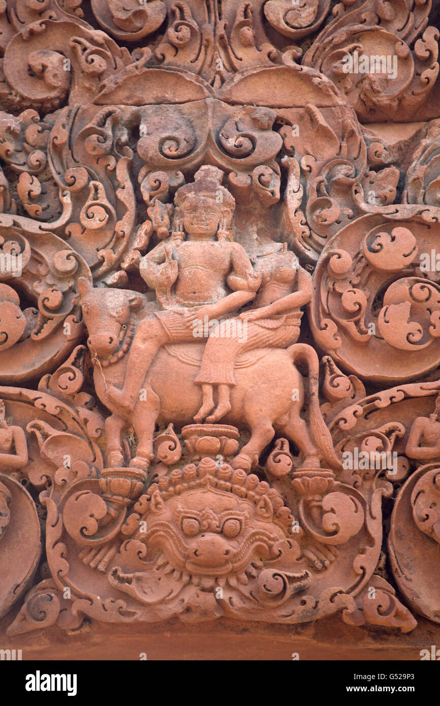 Sculpture de Shiva et de son consort Parvati assis sur le taureau sacré, Nandi à Banteay Srei - un cambodgien du 10ème siècle, Angkor, Cambodge Banque D'Images