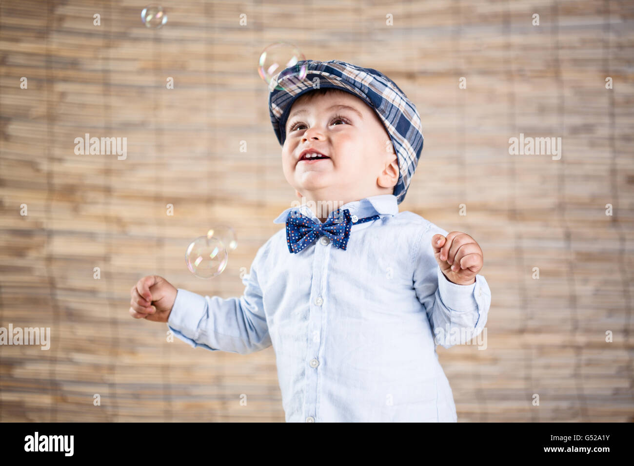 Baby Boy avec gentleman outfit sur fond de bambou Banque D'Images