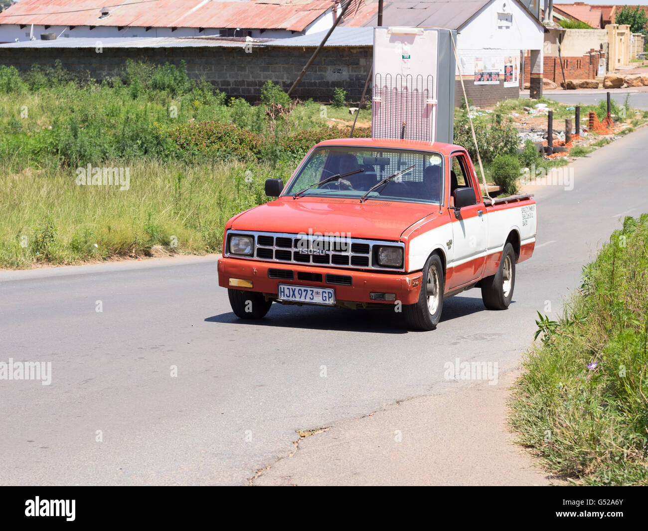 L'Afrique du Sud, Gauteng, Soweto, voiture rouge à Soweto, la vie de la route Banque D'Images