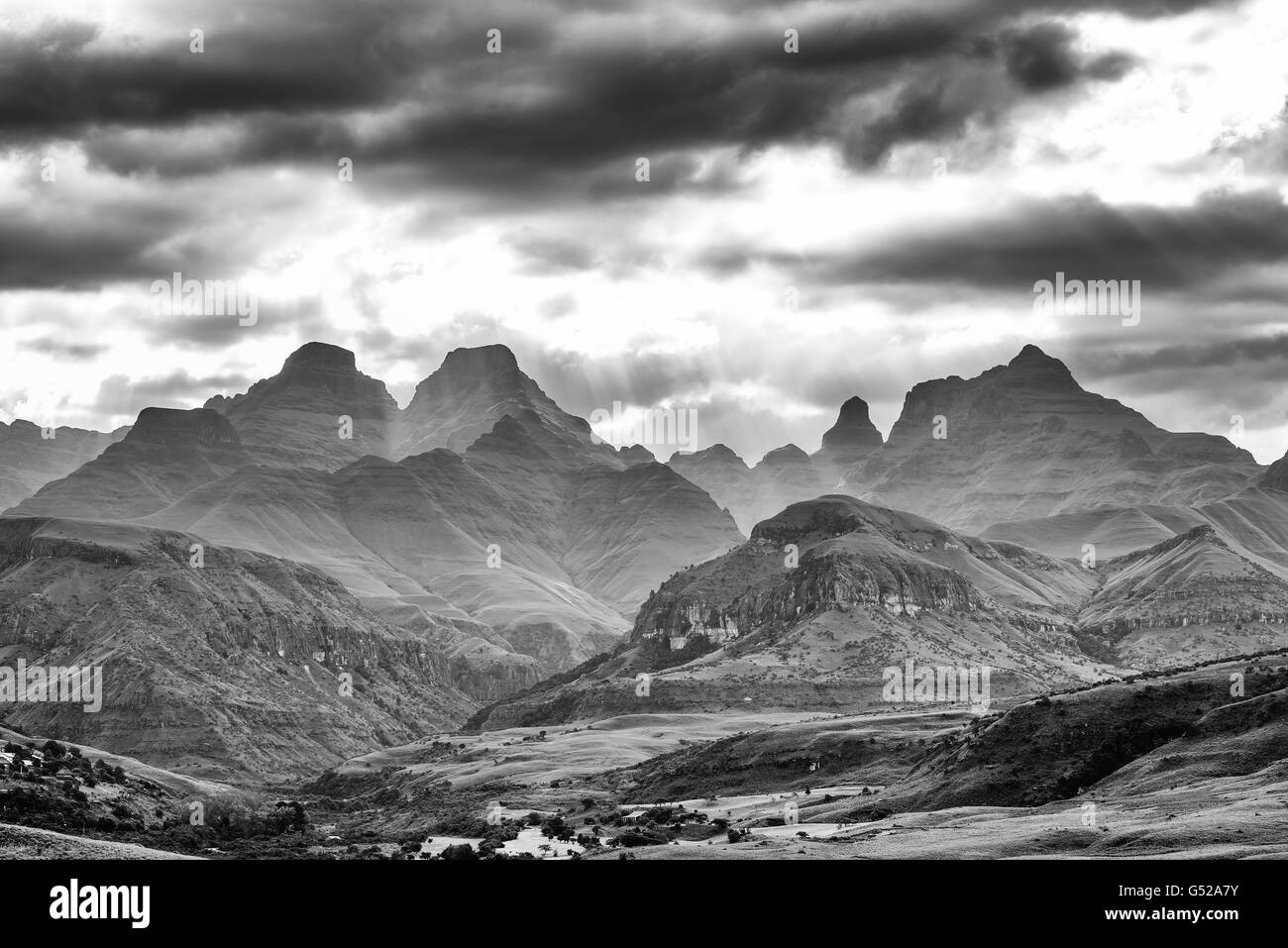 L'Afrique du Sud, le KwaZulu-Natal, Giants Castle Game Reserve, tourné en noir et blanc de Cathedral Peak dans les montagnes du Drakensberg Banque D'Images