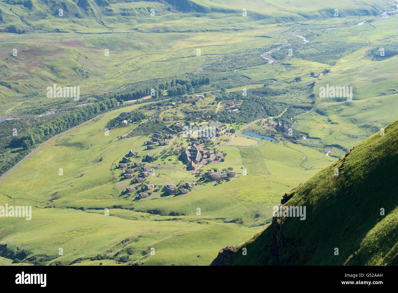 L'Afrique du Sud, le KwaZulu-Natal, Giants Castle Game Reserve, la randonnée au sommet de la cathédrale les montagnes du Drakensberg, vue de Didima Resort, Didima Resort Banque D'Images