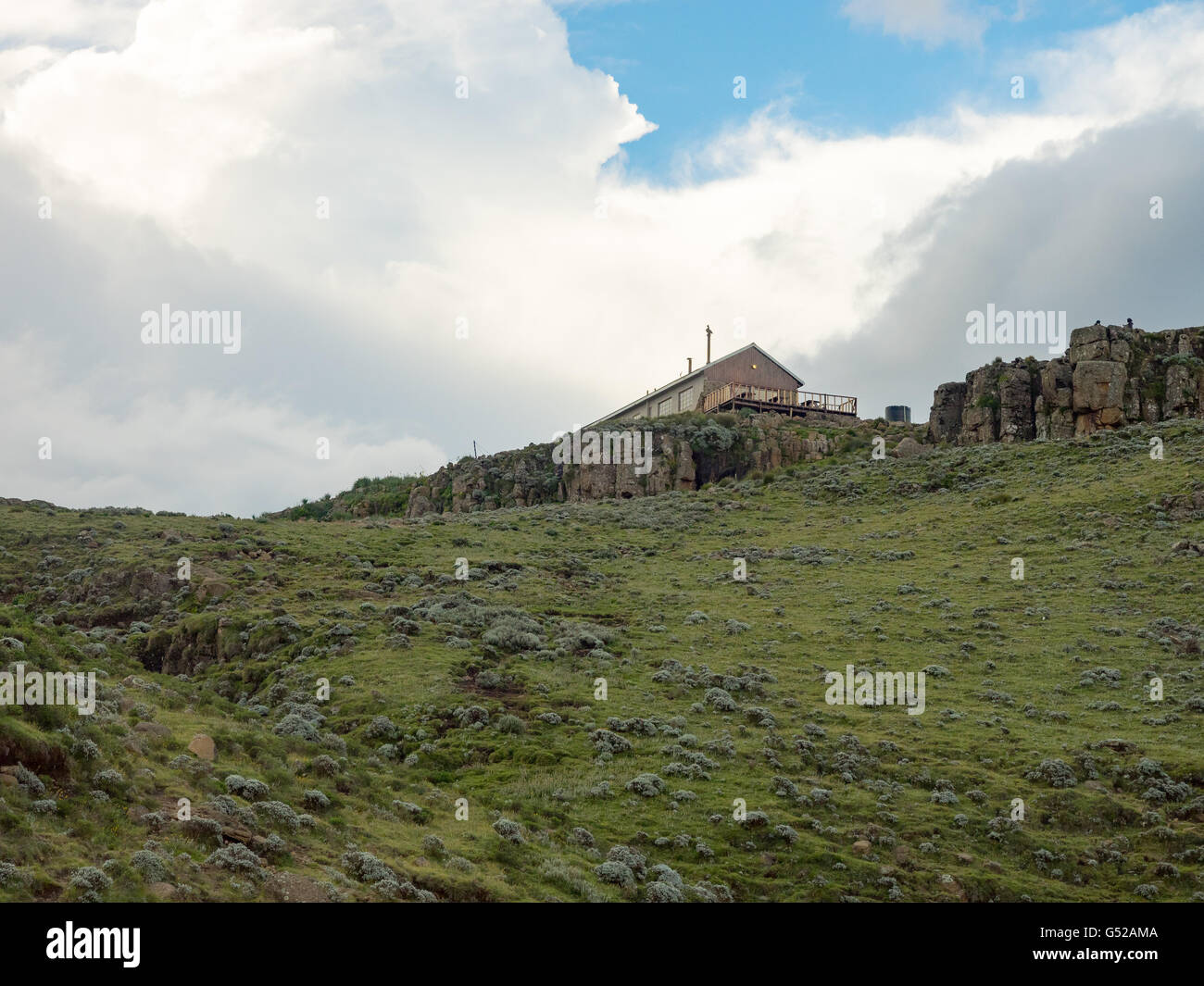 Le Lesotho, Mokhotlong, Sani Pass, Sani Lodge de montagne sous ciel bleu, Sani Lodge de montagne, le Lesotho : pub le plus élevé en Afrique (2874 m) Banque D'Images