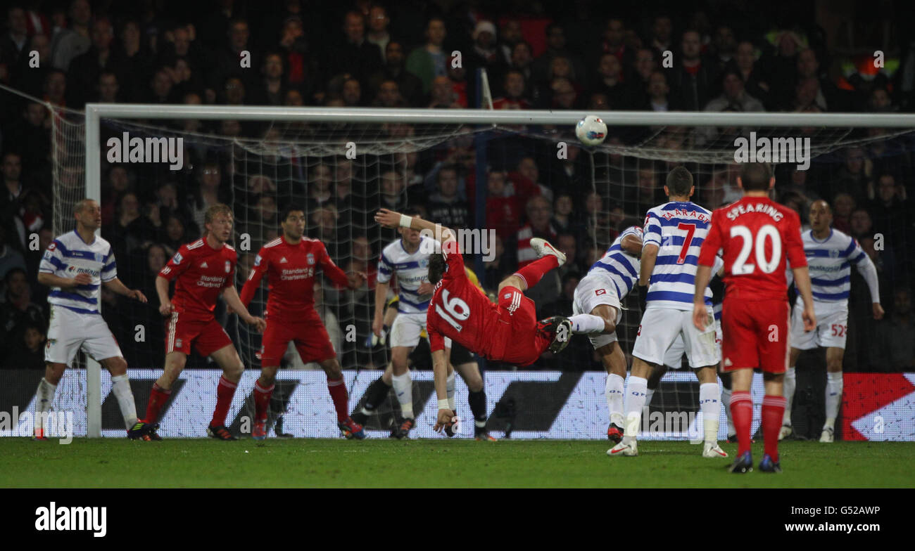 Sebastian Coates de Liverpool marque le premier but du match de la Barclays Premier League à Loftus Road, Londres. Banque D'Images