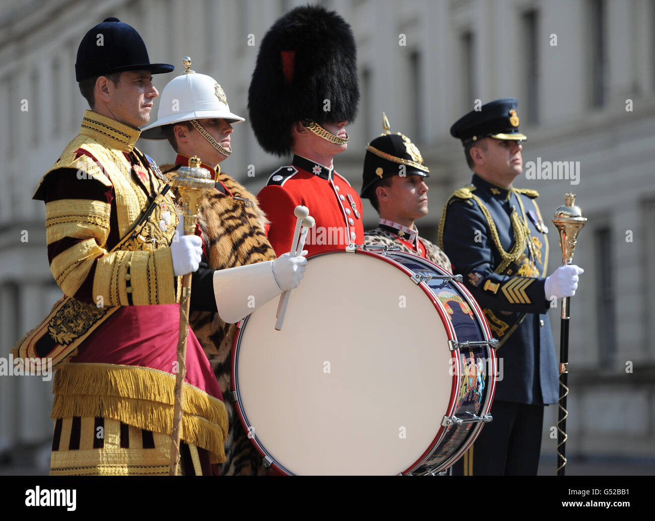 Membres de l'armée (de gauche à droite) le major de tambour principal Betts des gardes écossais, le bugler Lee Kidd des Marines royales, le Guardsman Andy cher des gardes Coldstream, le caporal Michael Strong du Princess of Wales's Royal Regiment, Et l'Adjudant Terry Gardner, de la Royal Air Force, pose à la caserne Wellington, à Londres, dans leurs uniformes de cérémonie à la caserne Wellington, qu'ils portent lorsqu'ils participent aux célébrations du Jubilé de diamant de la Reine en juin. Banque D'Images