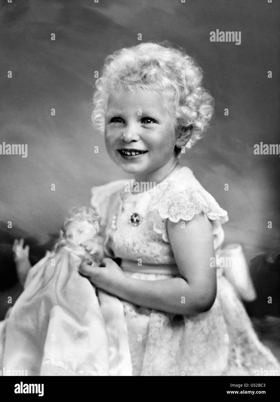 Princesse Anne, fille de la Reine et du duc d'Édimbourg, photographiée à l'occasion de son troisième anniversaire.La princesse Anne porte sa robe de couronnement de dentelle française crème au-dessus de mousseline et de taffetas.La broche rubis et diamant a été donnée à la reine, quand un enfant, par la reine Marie. Banque D'Images