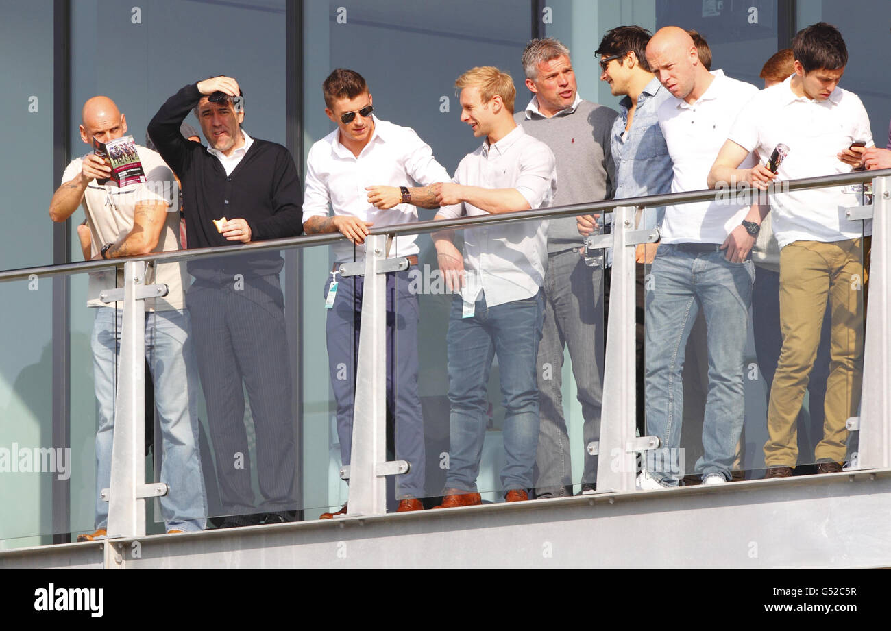 Dean Saunders (dans le gilet noir) et sa montre latérale Doncaster Rovers comme essayer de me rattraper criblé par Mark Quinlan remporte le Platinum et la dentelle Gentlemen's Club handicap Steeple Chase à l'hippodrome de Fontwell, Fontwell. Banque D'Images