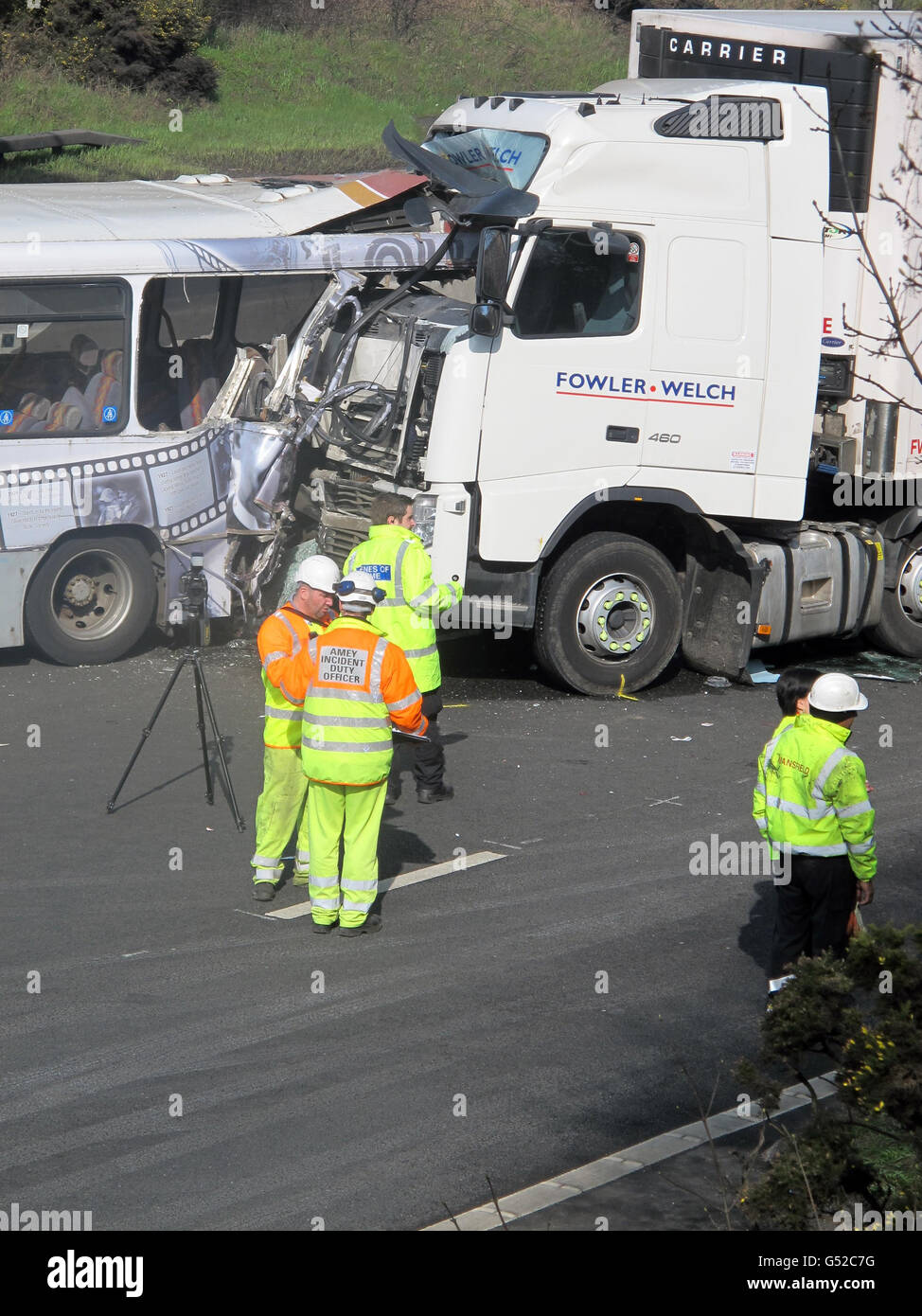 Les travailleurs d'urgence sur les lieux d'un accident près de Frankley Services sur la M5 dans les West Midlands, impliquant un autocar et un camion dans lequel une personne a été tuée. Banque D'Images