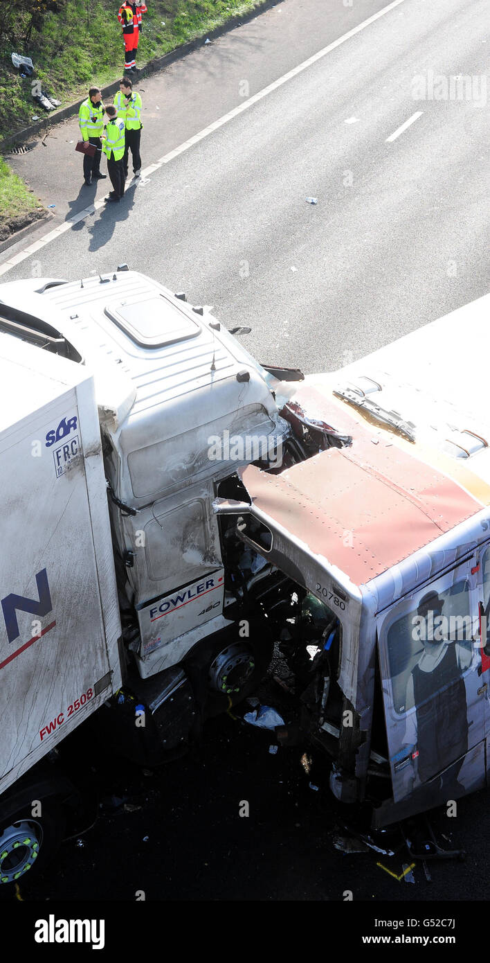 Les travailleurs d'urgence sur les lieux d'un accident près de Frankley Services sur la M5 dans les West Midlands, impliquant un autocar et un camion dans lequel une personne a été tuée. Banque D'Images