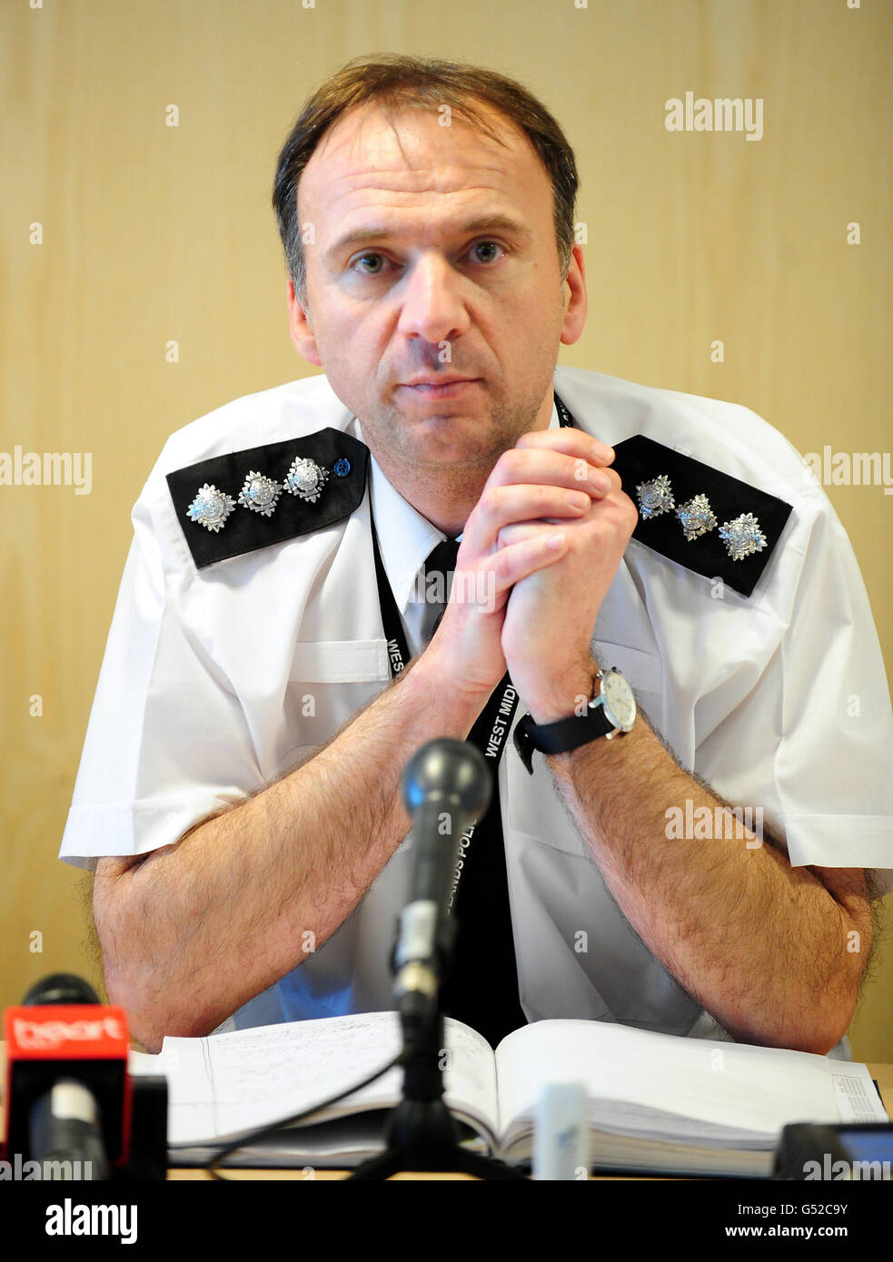 Le directeur des opérations du groupe de police de l'autoroute centrale, l'inspecteur en chef Carl Flynn, lors d'une conférence de presse à Birmingham, a tué un passager et blessé 40 autres personnes lorsqu'un autocar et un camion se sont heurtés dans le brouillard sur la M5. Banque D'Images