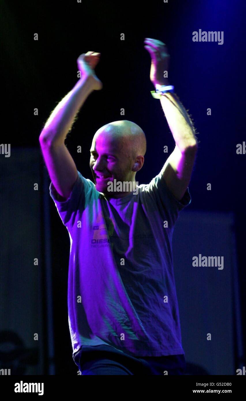 L'artiste de danse Moby se présente sur scène au Glastonbury Music Festival 2000 à Pilton, dans le Somerset. Banque D'Images