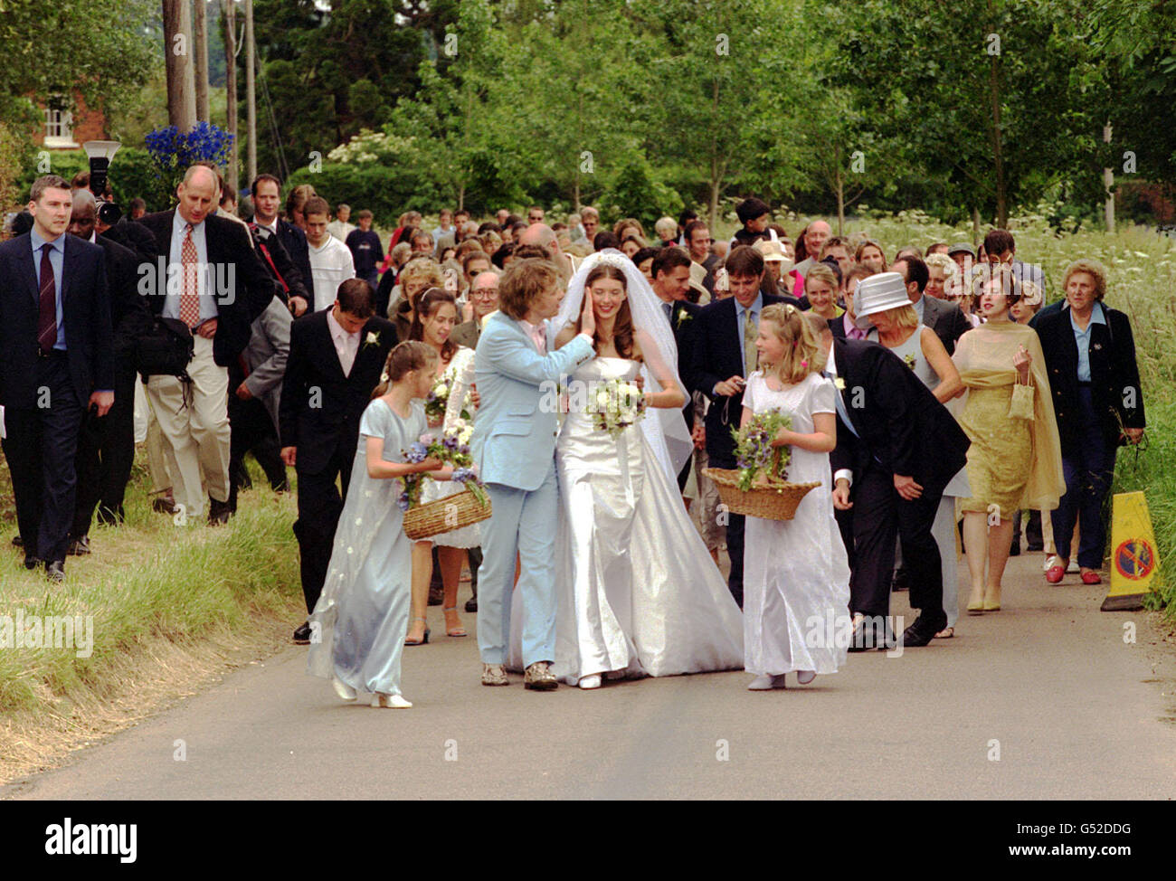 Jamie Oliver (au centre, portant un costume bleu de Paul Smith) et sa  mariée Juliette Norton (Jools) après leur cérémonie de mariage à l'église  All Saints, Rickling, dans l'Essex. Le couple heureux,