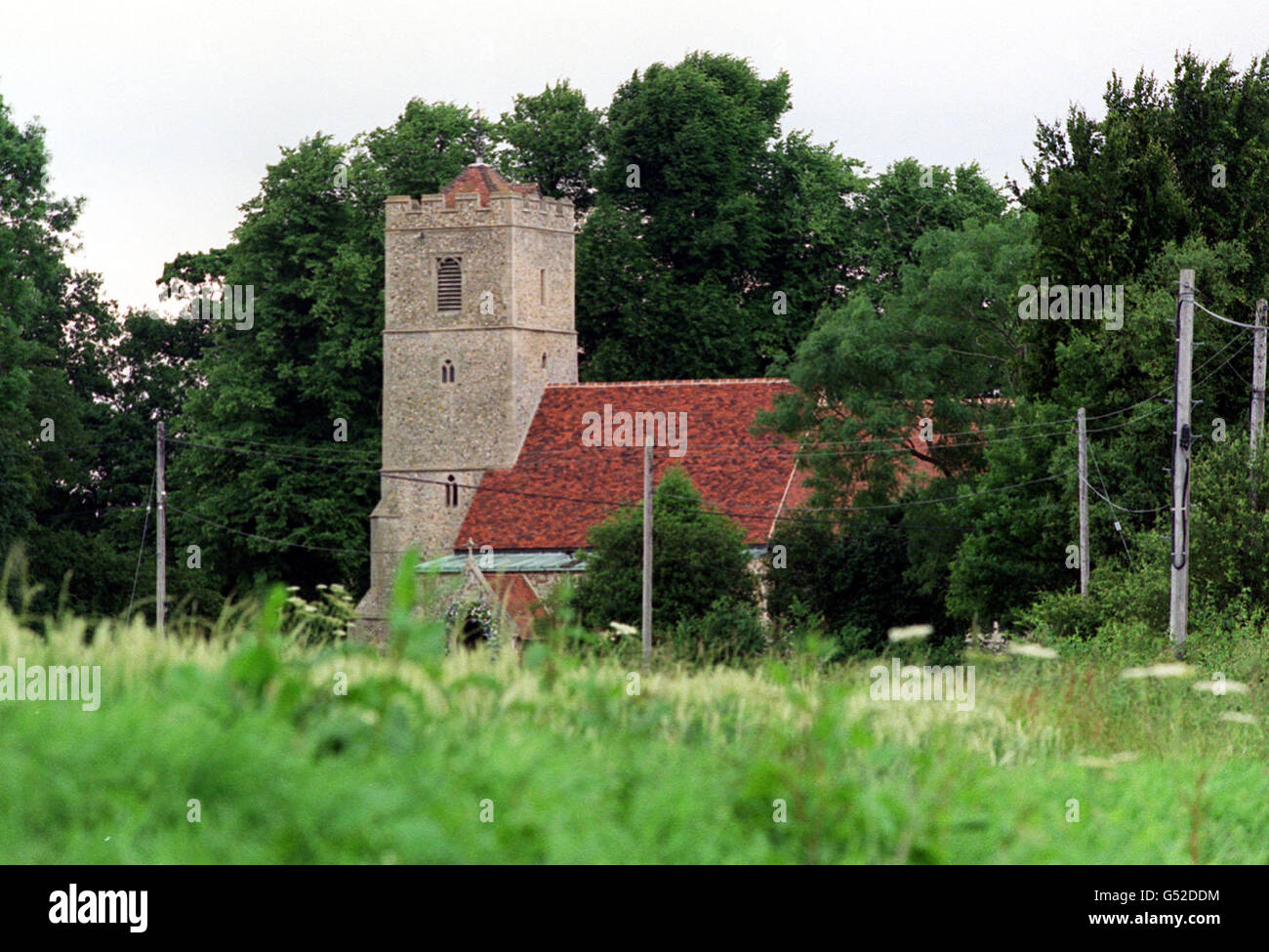 All Saints Church à Rickling, dans l'Essex, où le célèbre chef de télévision Jamie Oliver et sa mariée Juliette Norton (Jools) ont tenu leur cérémonie de mariage. Le couple heureux, tous deux 25, se connaissent depuis plus d'une décennie. * ...et maintenant leur vie personnelle et professionnelle sont liées comme Jools travaille comme PA de Jamie. Banque D'Images