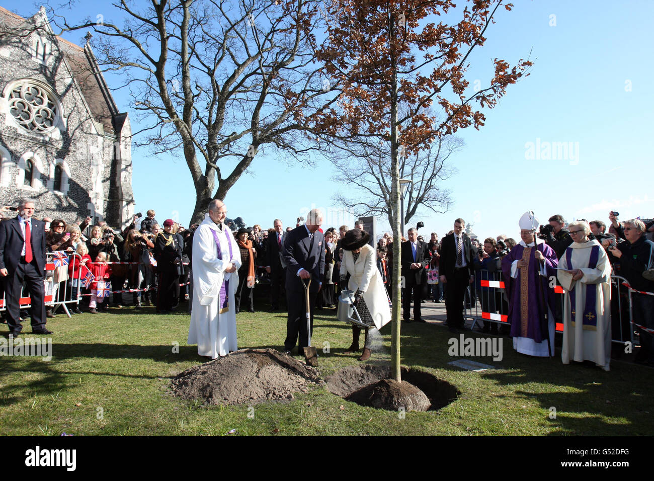 Le prince de Galles et la duchesse de Cornouailles lors d'une cérémonie de plantation d'arbres à l'église St Alban à Copenhague, au Danemark. Banque D'Images