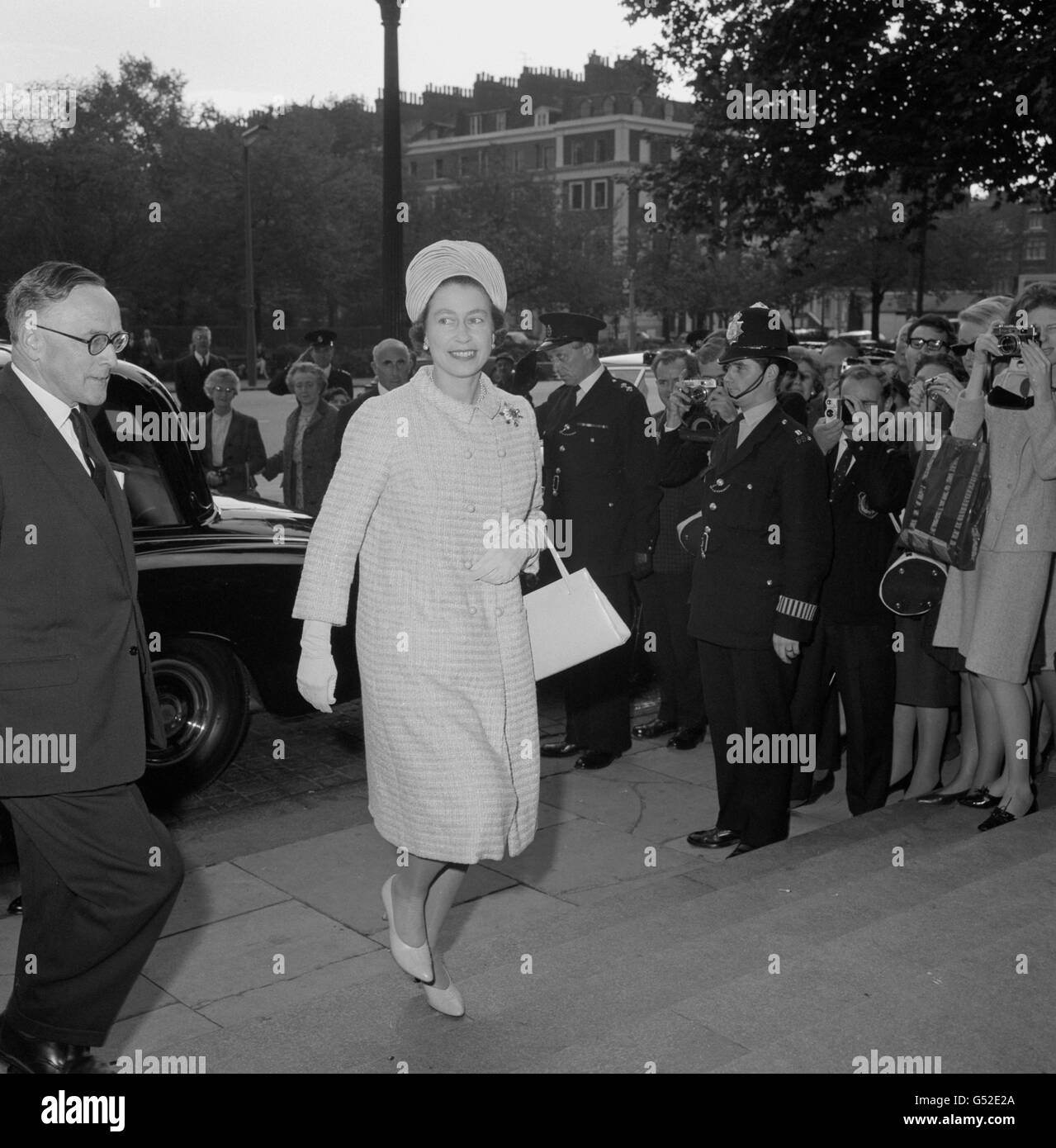 La reine Elizabeth II arrive pour sa visite au Victoria and Albert Museum, South Kensington, Londres. Banque D'Images