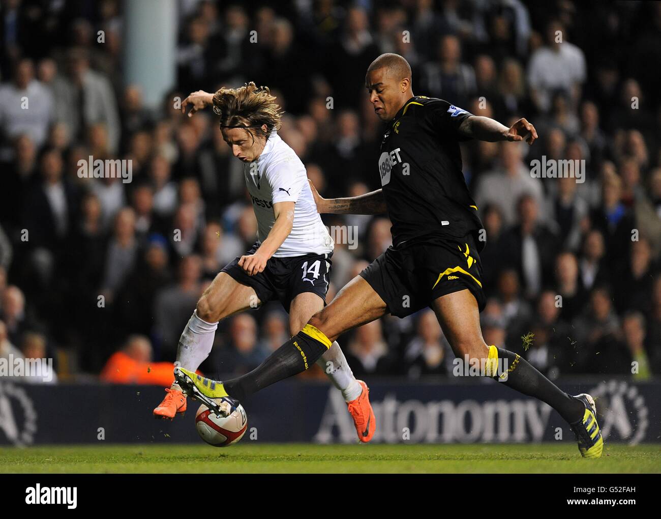 Football - coupe FA - Sixième manche - Tottenham Hotspur v Bolton Wanderers - White Hart Lane.Le Chevalier Zat de Bolton Wanderers (à droite) et Luka Modric de Tottenham Hotspur (à gauche) se battent pour le ballon Banque D'Images