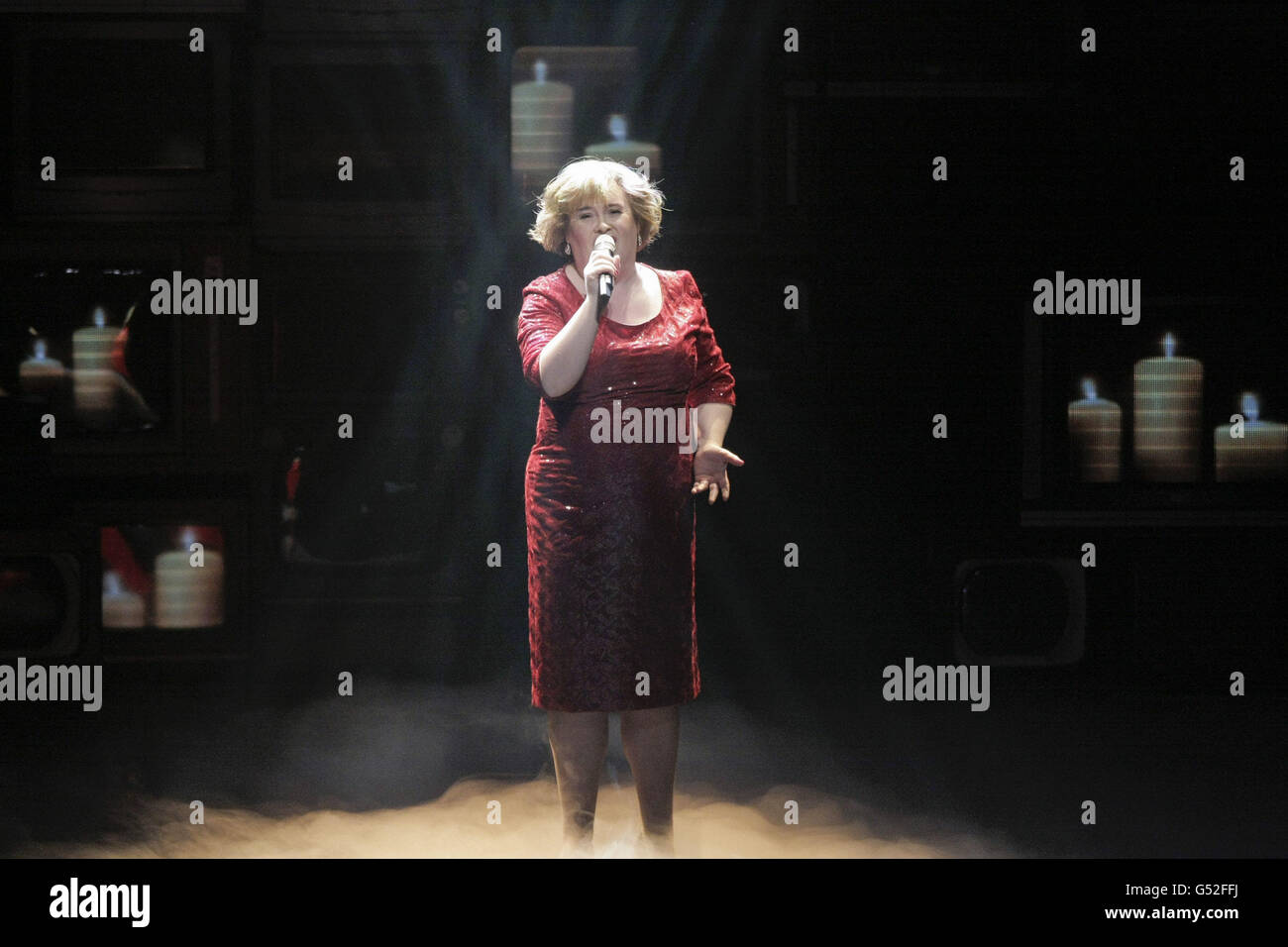 Susan Boyle apparaît sur scène à la fin de la soirée d'ouverture de la comédie musicale Susan Boyle « J'ai rêvé d'un rêve » au Théâtre Royal de Newcastle. Banque D'Images