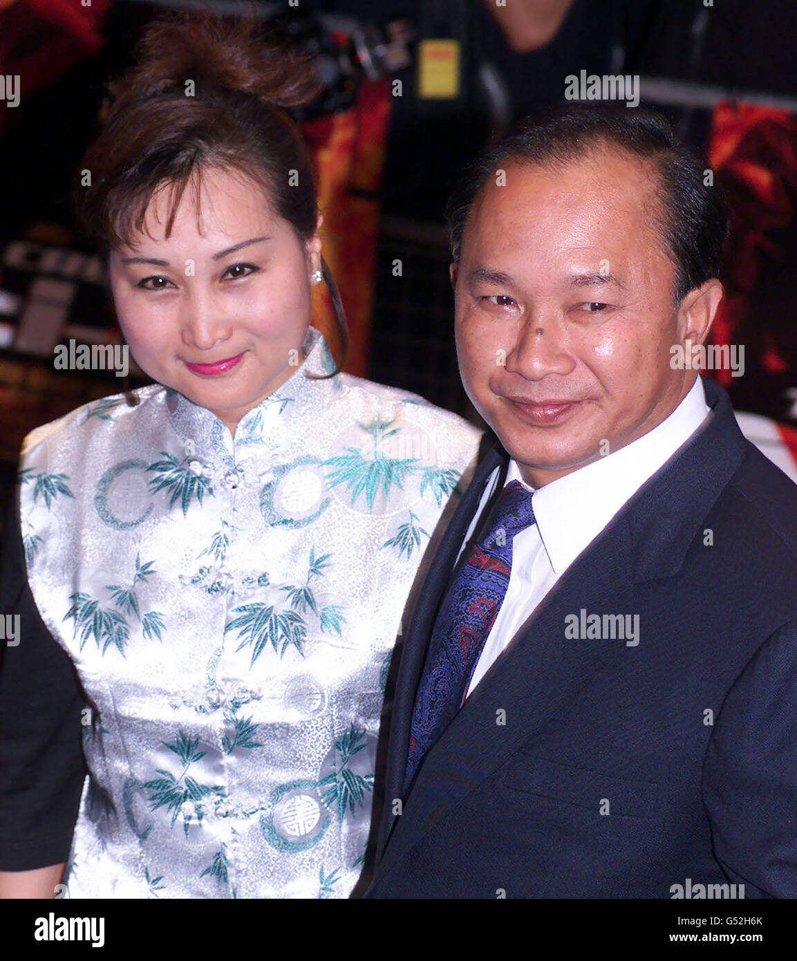 Le réalisateur John Woo et sa femme arrivent pour le Gala Premiere de la Mission Impossible Sequel, M:I-2, à l'Empire Leicester Square, au centre de Londres.Tom Cruise est l'agent spécial Ethan Hunt dans le thriller d'action romantique.* dérivé de la série télé culte des années 1960. Banque D'Images