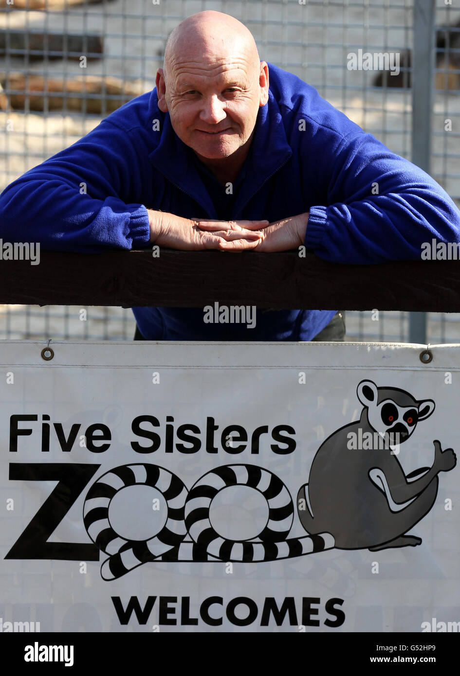 Brian Curran, propriétaire du zoo de Five Sisters près de West Calder, en Écosse, après que trois ours de cirque ont été sauvés du sans-abrisme en Belgique, sont arrivés au parc. Banque D'Images