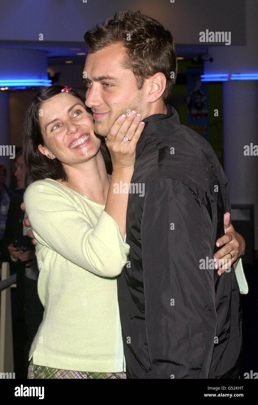 L'acteur Jude Law et son épouse actrice Sadie Frost à la première Gala du film Essex Boys, qui s'est tenu au cinéma Odeon à Southend, Essex. * 14/8/03: Frost a commencé à divorcer son mari nommé aux Oscar Jude Law, a-t-elle annoncé. Le couple s'est scindé au début de cette année après plus de cinq ans de mariage, et le divorce avait été largement anticipé. Une déclaration publiée en son nom ce soir cite le « comportement déraisonnable » de la Loi. Banque D'Images