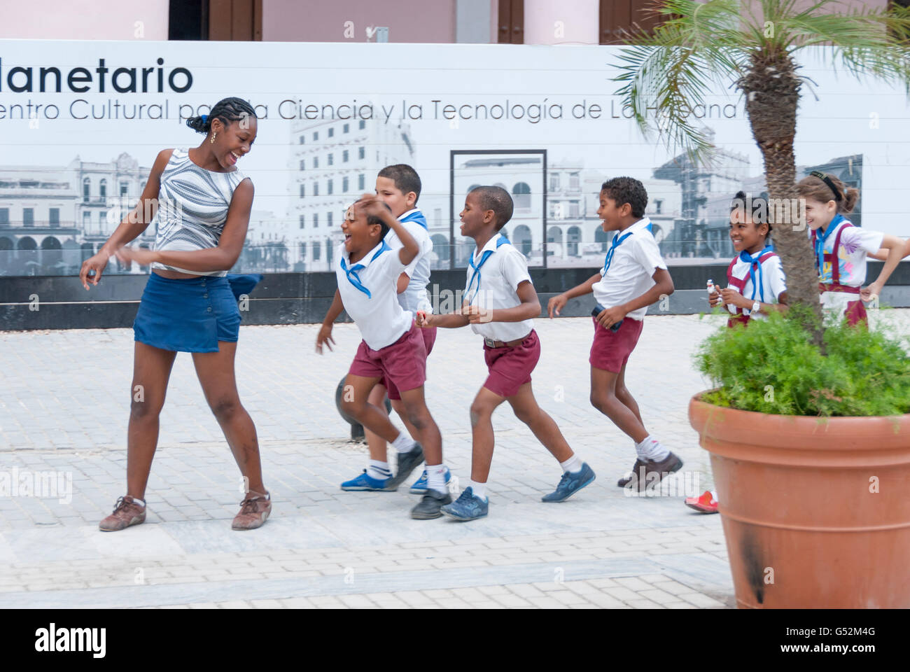 Cuba, La Havane, heureux les enfants de l'école sur la place, la Plaza Vieja Banque D'Images