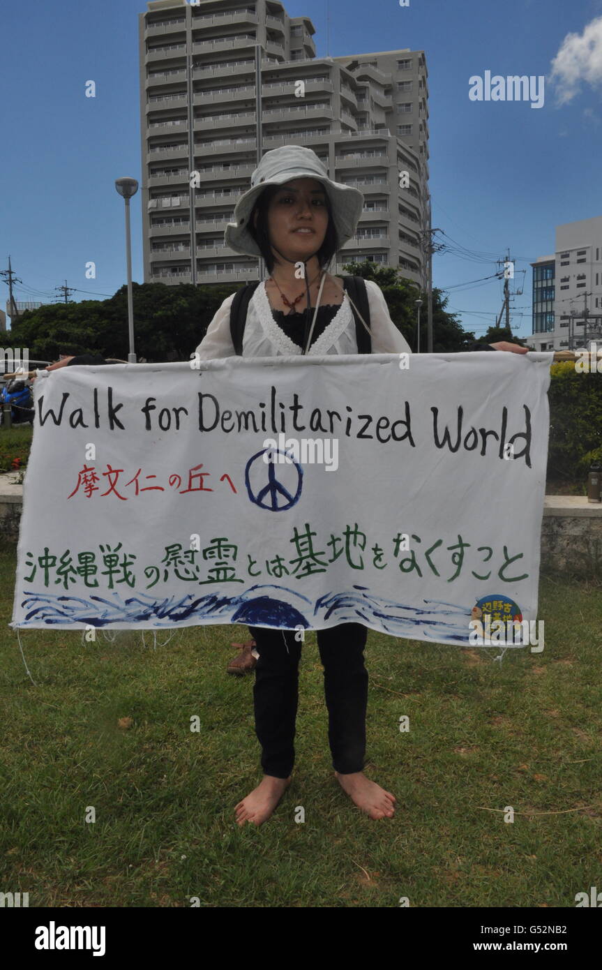 Naha, Okinawa, Japon : des protestations massives contre les bases américaines après le viol et le meurtre d'une femme d'Okinawa par un ex-marin Banque D'Images