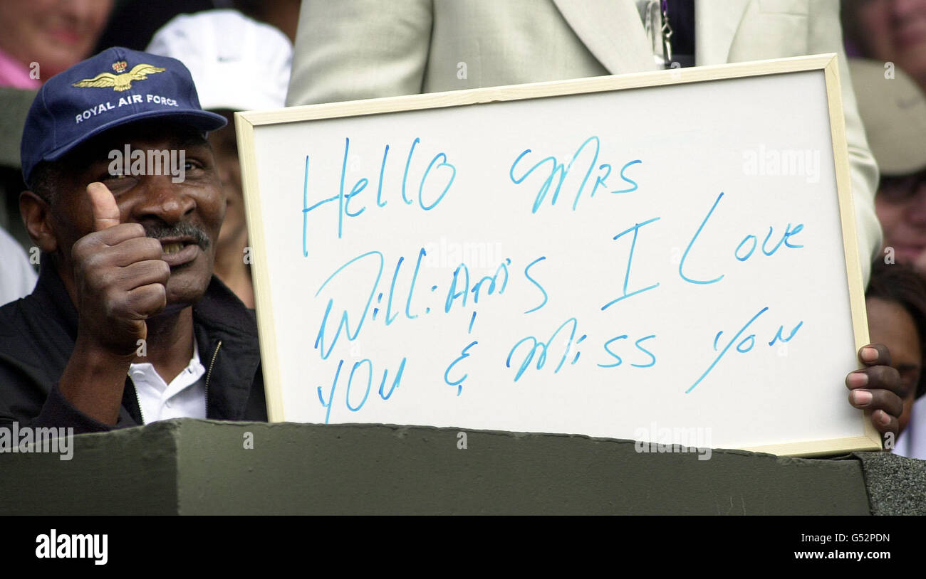 PAS D'UTILISATION COMMERCIALE: Richard Williams, père de la star de tennis venus Williams, écrit un message à sa femme avant le début de la finale des célibataires des dames contre Lindsay Davenport à Wimbledon. Banque D'Images