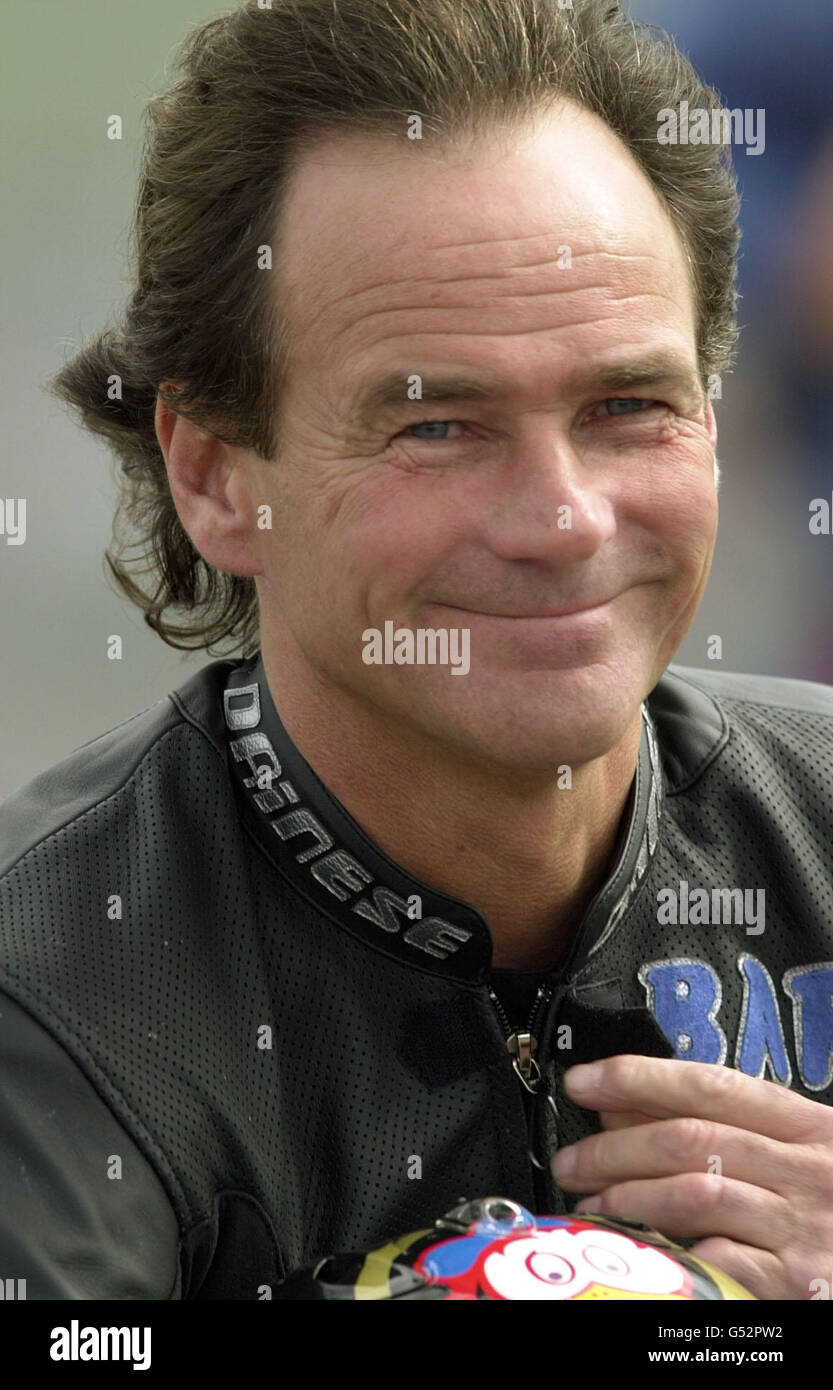 Barry Sheene sourit avant de se qualifier pour les classiques internationaux (course 1) à Donnington.*23/08/02 Barry Sheene, deux fois champion du monde des courses de moto, qui reçoit un traitement pour le cancer de la gorge et de l'estomac.Cet homme de 51 ans, qui vit aujourd'hui en Australie, a été diagnostiqué le 22 juillet, huit jours seulement après avoir disputé une course de légendes lors du Grand Prix britannique à Donington Park.Sheene a rendu visite à un médecin après s'être plaint d'un mal de gorge et de difficultés à avaler, mais a insisté pour qu'il se batte pour revenir à la santé.* 10/03/2003: Barry Sheene, ancien champion mondial du motocyclisme, décédé Banque D'Images