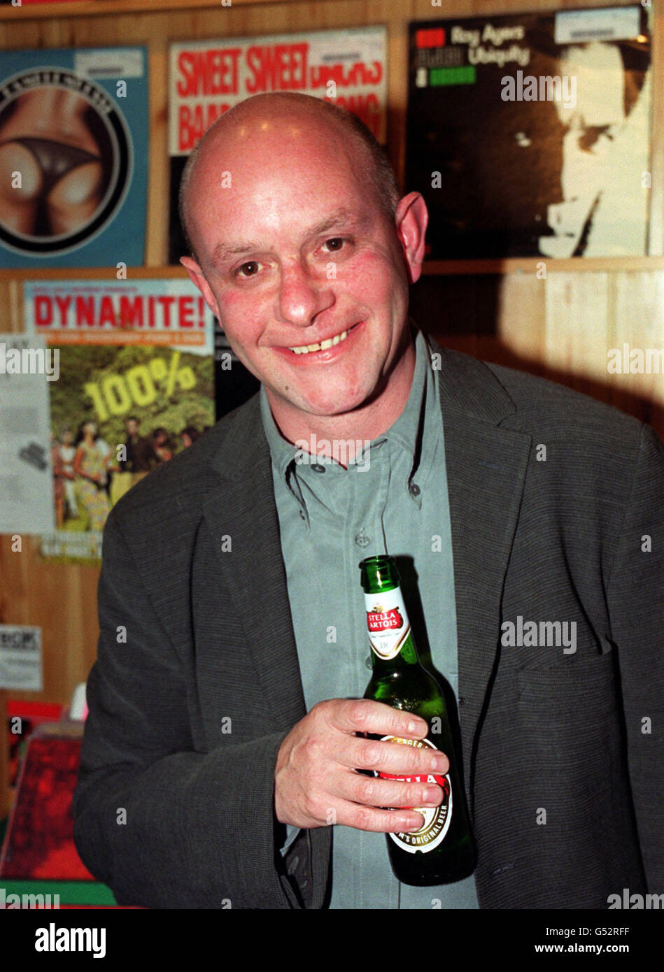 Auteur Nick Hornby Inside Tirréfléchie Records à Islington, après avoir assisté à la première de la Charité britannique de l'adaptation cinématographique de son roman High Fidelity, à l'écran sur le Vert. * 5/12/2000: Hornby est l'un des auteurs qui a offert de vendre aux soumissionnaires le droit d'avoir des personnages dans leurs livres suivants nommés d'après eux dans une vente aux enchères inhabituelle de charité. Parmi les autres auteurs, on compte Louis de Bernieres, Hanif Kureishi, Sebastian Faulks et Jim Crace. L'argent recueilli à la vente aux enchères, qui est parrainé par bol.com, sera destiné à l'organisme de bienfaisance la Fondation médicale pour le soin des victimes de la torture qui Banque D'Images