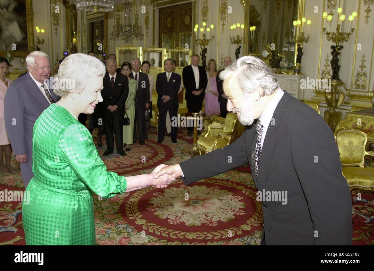 La Reine et M. Stephen Sondheim, compositeur américain, comme l'ancien Premier ministre Edward Heath (L), s'y attelle.La Reine a rencontré les lauréats du prix Praemium Imperiale, devant un auditoire à Buckingham Palace. Banque D'Images