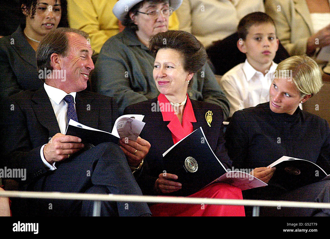 La princesse royale (au centre) avec sa fille Zara (R) et l'ancien mari le  capitaine Mark Phillips (L) à leur fils Peter's graduation lors d'une  cérémonie dans le Grand Hall de l'Université