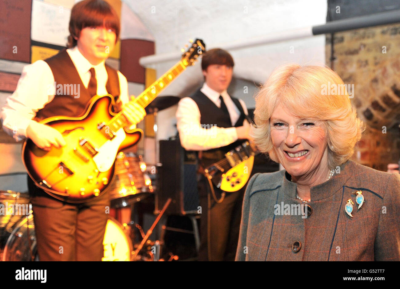 La duchesse de Cornwall rencontre un groupe hommage aux Beatles après les avoir entendu jouer lors de sa visite à l'attraction Beatles Story à Albert Dock, Liverpool. Banque D'Images