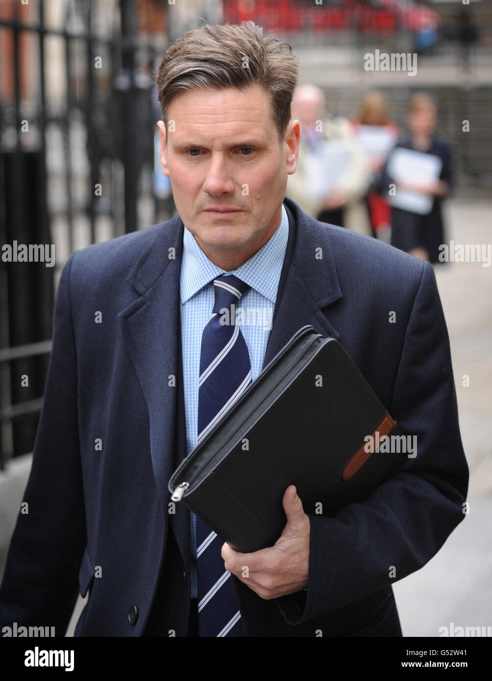 Le directeur des poursuites pénales Keir Starmer quitte la haute Cour à Londres après avoir témoigné à l'enquête Leveson sur les normes de presse. Banque D'Images