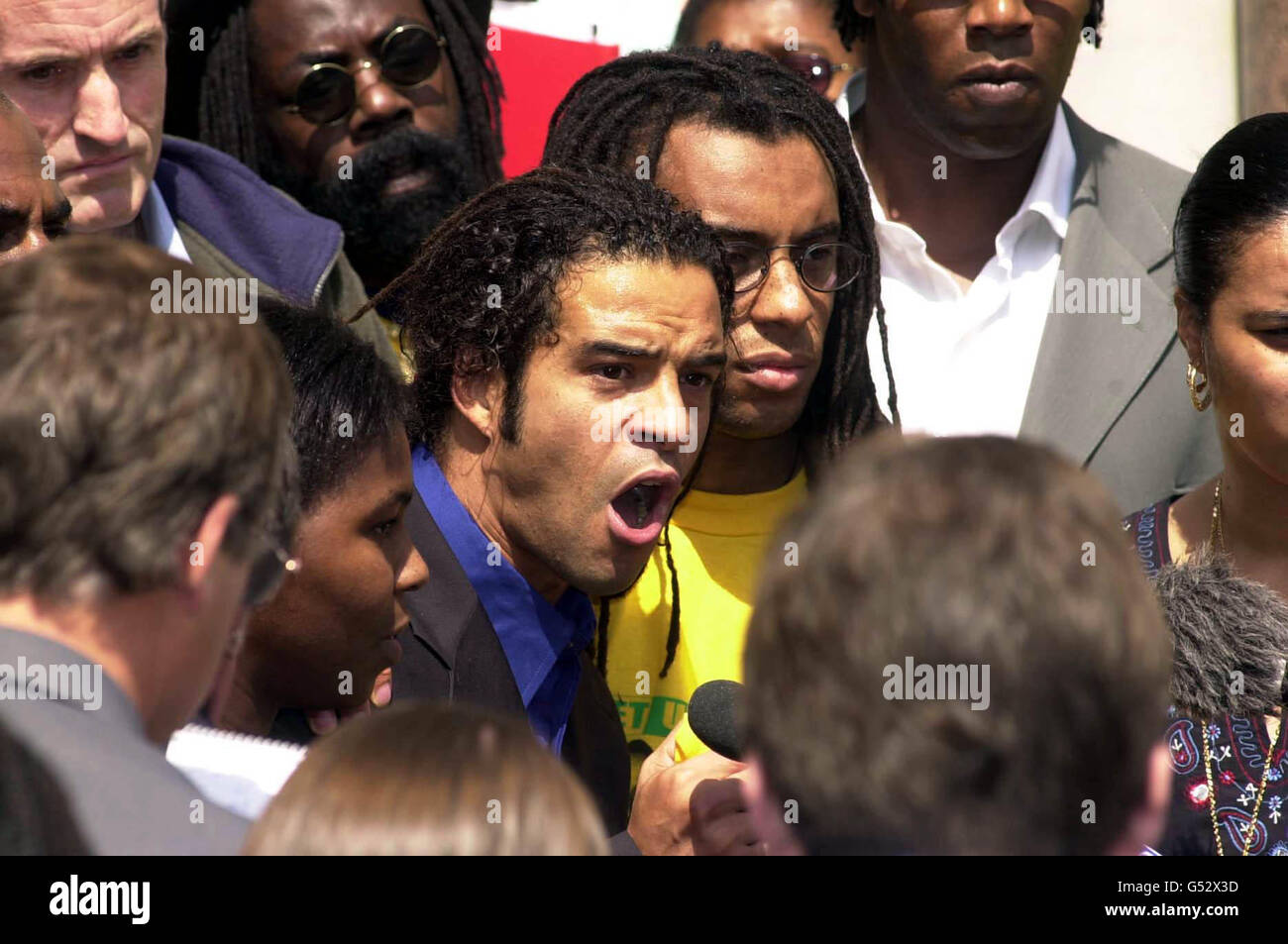 Deux membres du M25 Three, Raphael Rowe (L) et Michael Davis après leur libération, à la High court de Londres. La paire, ainsi que Randolph Johnson, ont été condamnés pour un meurtre et une série de vols autour de l'autoroute en décembre 1988. * Davis, Johnson et Rowe, qui ont passé une décennie en prison, étaient présents en cour quand leurs condamnations ont été renversés par trois juges. Banque D'Images
