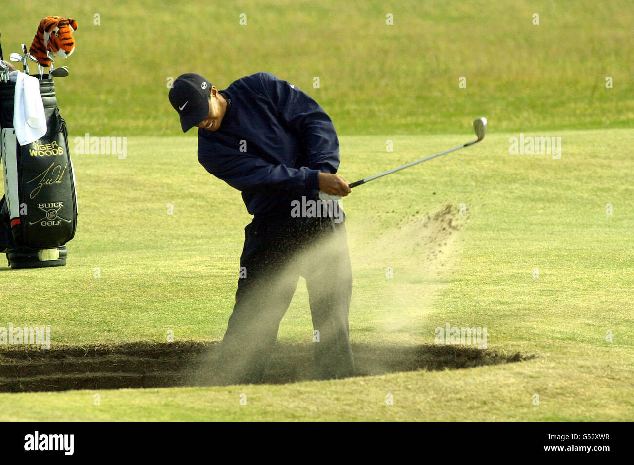 Woods Open pratique.Tiger Woods vérifie les bunkers le 16 lors d'un tour d'entraînement à St Andrew's. Banque D'Images