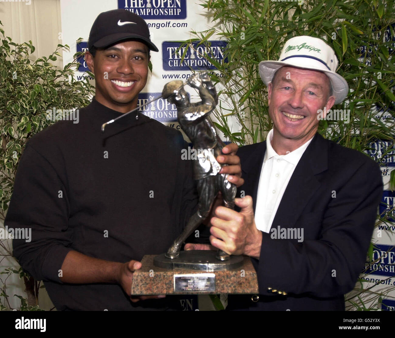 TIGER Woods, CHAMPION DE L'Open DES ÉTATS-UNIS, reçoit un trophée d'argent de Harry Vardon, champion de l'Open six fois, par Tommy Horton, golfeur de Jersey, à St. Andrews. Banque D'Images
