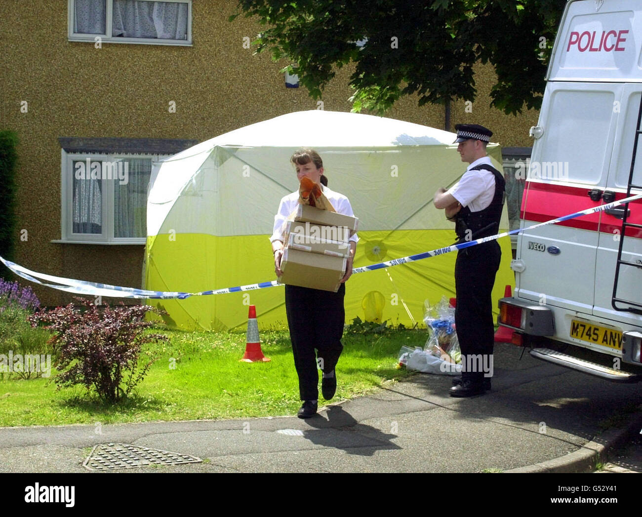 Les autorités judiciaires délègue des biens de la résidence où Mme Claire Austin, 31 ans, a été retrouvée morte avec ses deux enfants Keiran, 8 ans, et Jade, 7 ans, sur Stockmead Road, Northampton. Une chasse au meurtre était en cours après que la police ait été alertée par des parents concernés. * qui n'avait pas vu la famille depuis plusieurs jours, les officiers ont révélé que les trois avaient perdu la vie de violents morts. Banque D'Images