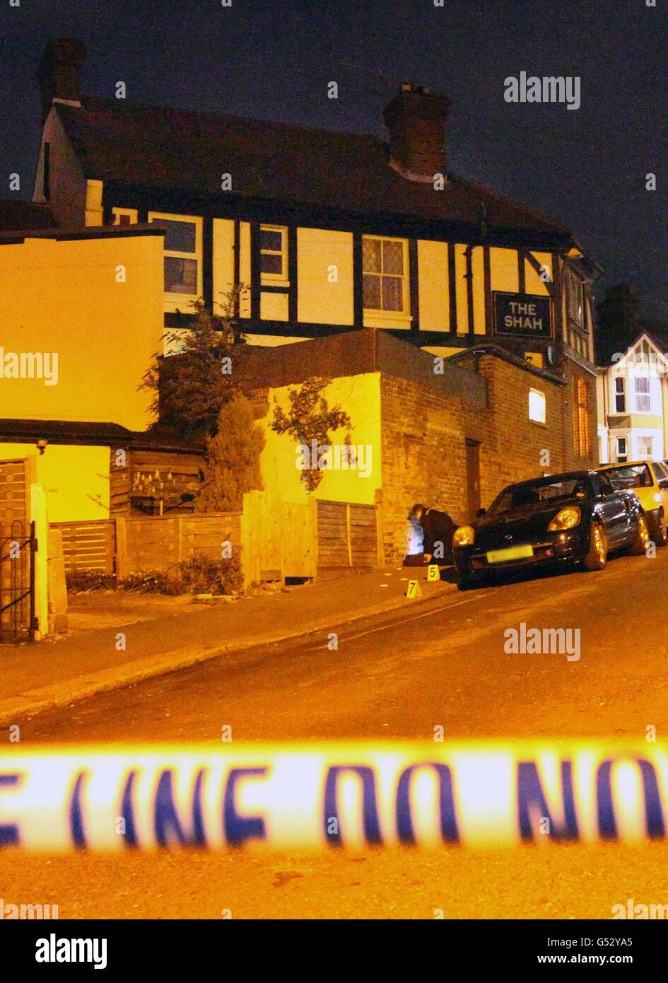 Une police enquête sur les scènes d'un policier à Hastings, dans l'est du Sussex, après qu'un adolescent ait été poignardé à mort lors d'une attaque près de la maison publique Shah. Banque D'Images