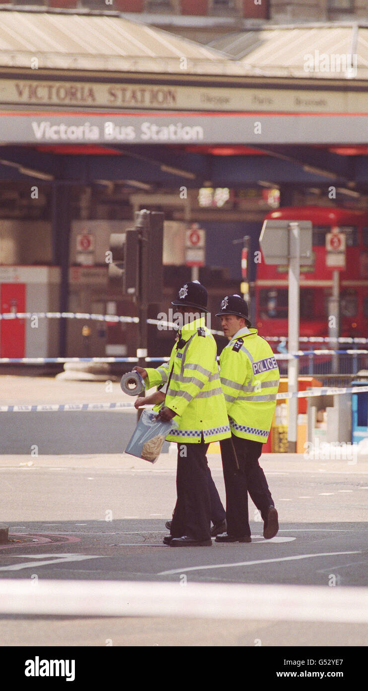 La police évacue une rue près de la gare Victoria à Londres après que des experts en élimination de la bombe ont effectué une explosion contrôlée sur un dispositif suspect trouvé sur une ligne de métro London près de la station Ealing. On ne sait pas encore si le paquet était un dispositif viable. * l'alerte de sécurité a amené le chaos à des dizaines de milliers de voyageurs de train comme les trains de banlieue et les services à et de l'ouest de l'Angleterre, du sud du pays de Galles et de l'Heathrow Express qui Voyage également à travers Ealing Broadway ont été touchés. Banque D'Images