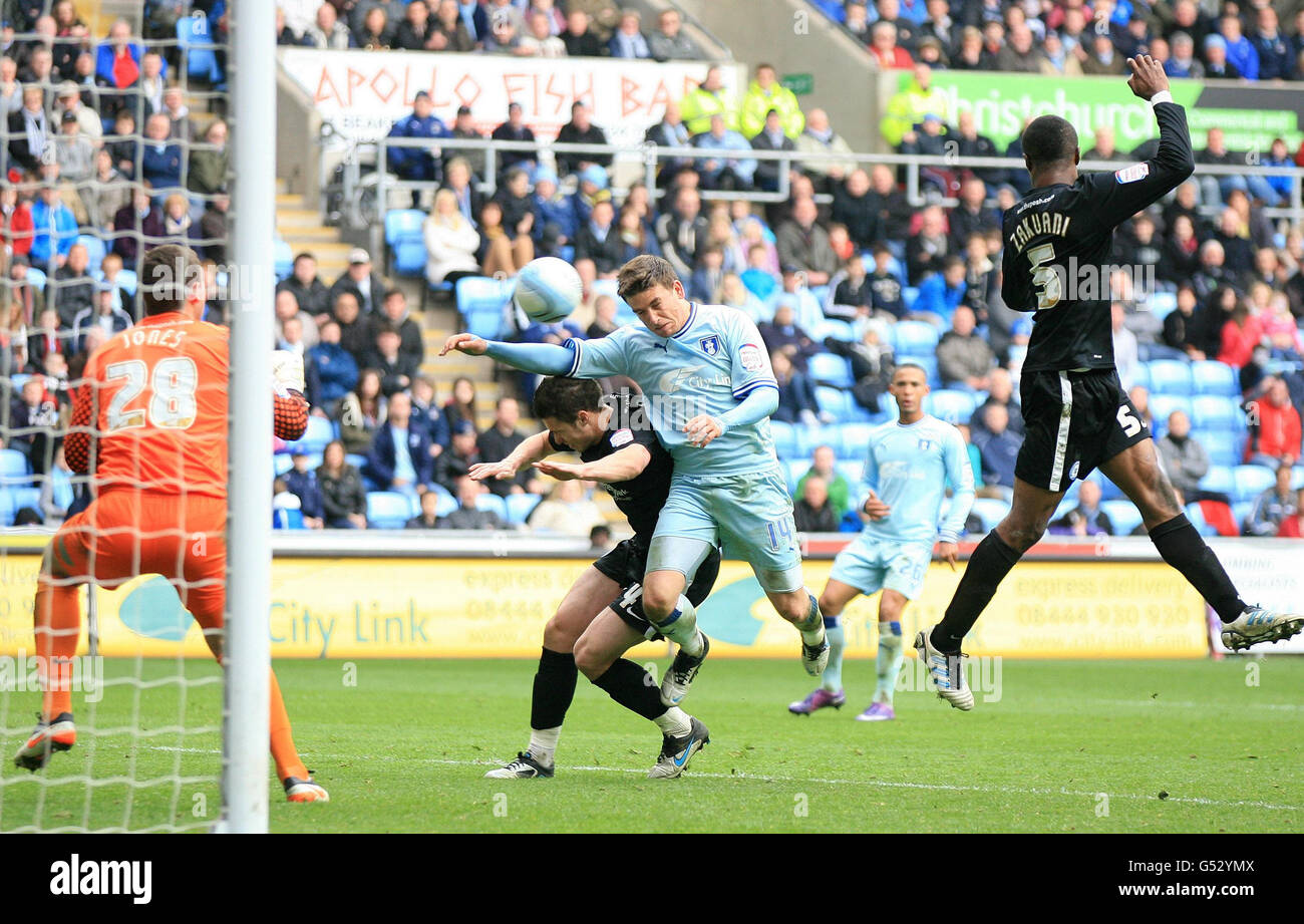 Soccer - npower football League Championship - Coventry City v Peterborough United - Ricoh Arena.Cody McDonald, le joueur de but de Coventry City, est mis au défi lors du match de championnat de la npower football League à la Ricoh Arena de Coventry. Banque D'Images