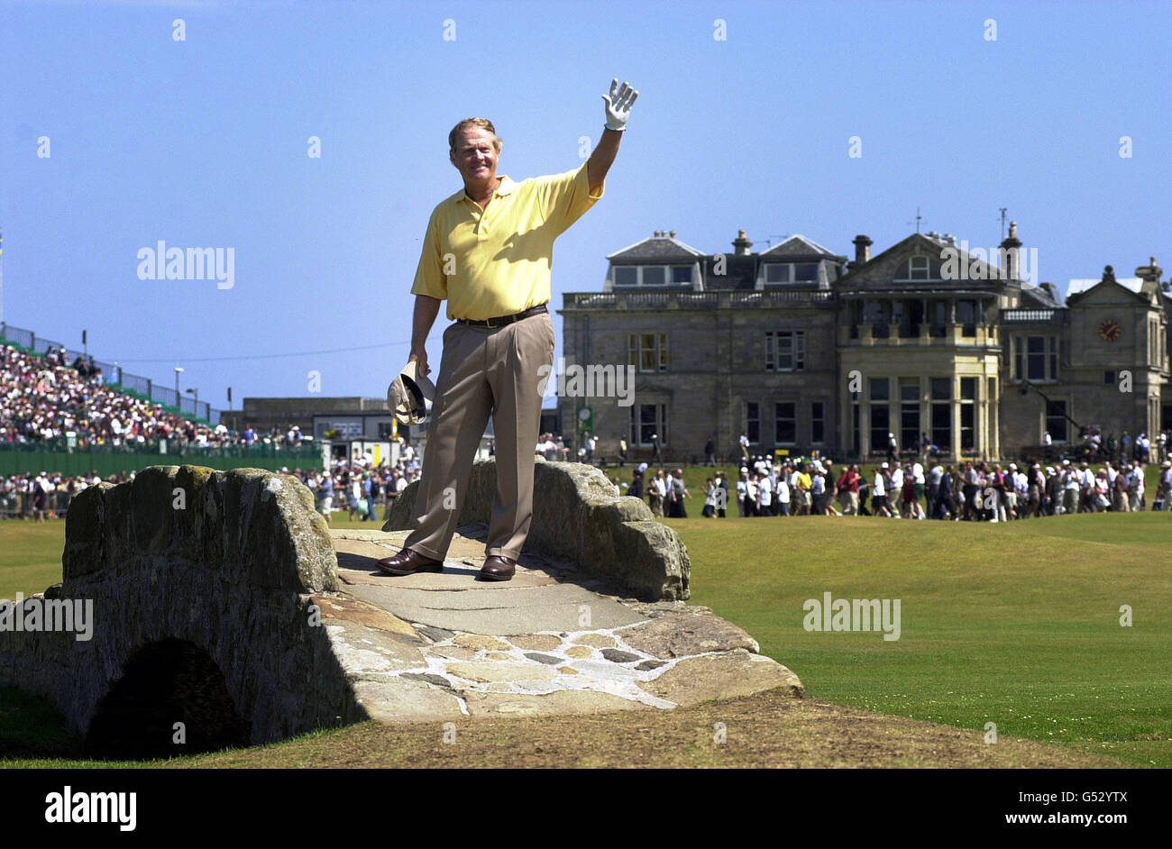 Jack Nicklaus, golfeur américain vétéran, se démène de la foule depuis le pont du 18e fairway, alors qu'il se prépare à terminer sa finale Open, au cours de la deuxième journée des championnats Open de golf 2000 à St Andrews, en Écosse. Banque D'Images