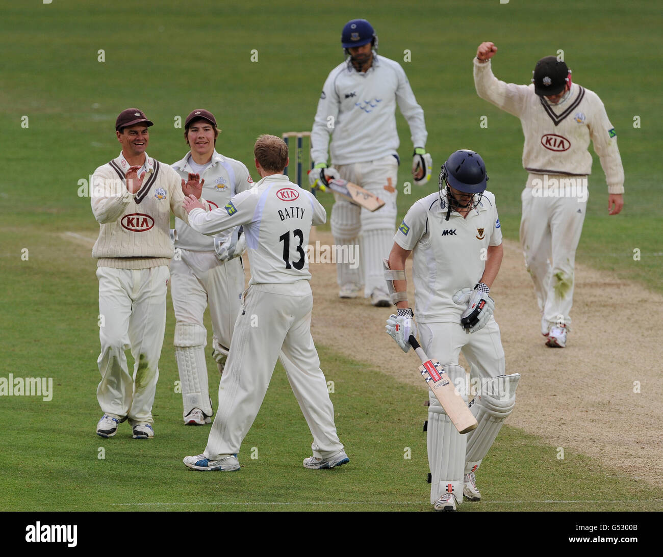 Cricket - LV= Championnat du comté - Division un - troisième jour - Surrey / Sussex - The Kia Oval.Gareth Batty (No13) de Surrey célèbre après avoir pris le guichet d'Amjad Khan, à Sussex. Banque D'Images