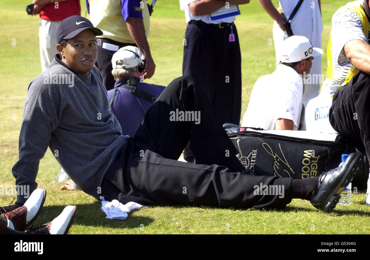 American Tiger Woods attend de jouer à partir du 5e tee pendant la deuxième journée des championnats de golf ouverts à St Andrews, en Écosse. Le jeu a été maintenu pendant plus de 30 minutes en raison d'une accumulation de joueurs sur le parcours. Banque D'Images